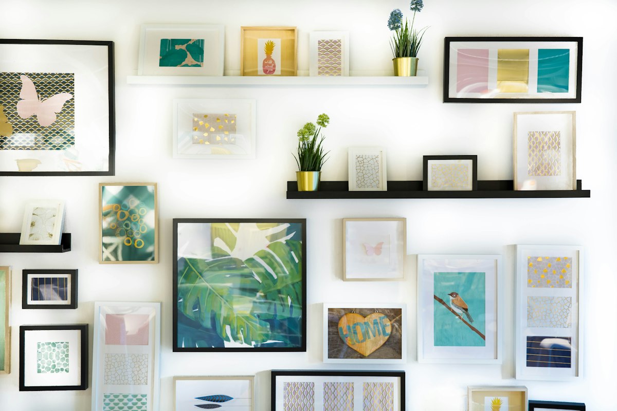 Pared con cuadros y estantes decorativos