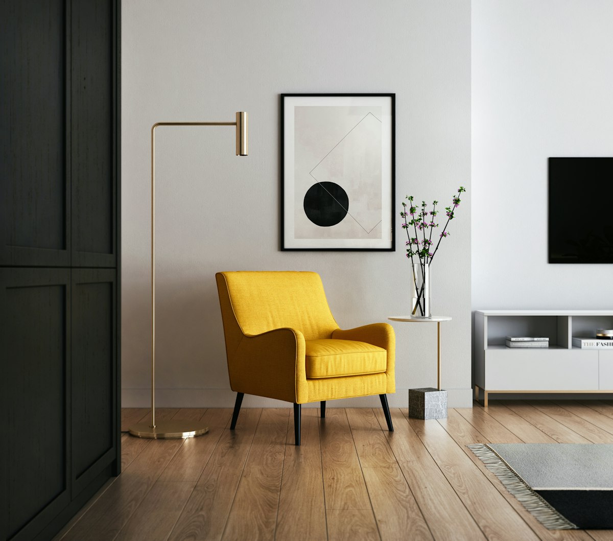 Sillón amarillo junto a una lámpara de pie